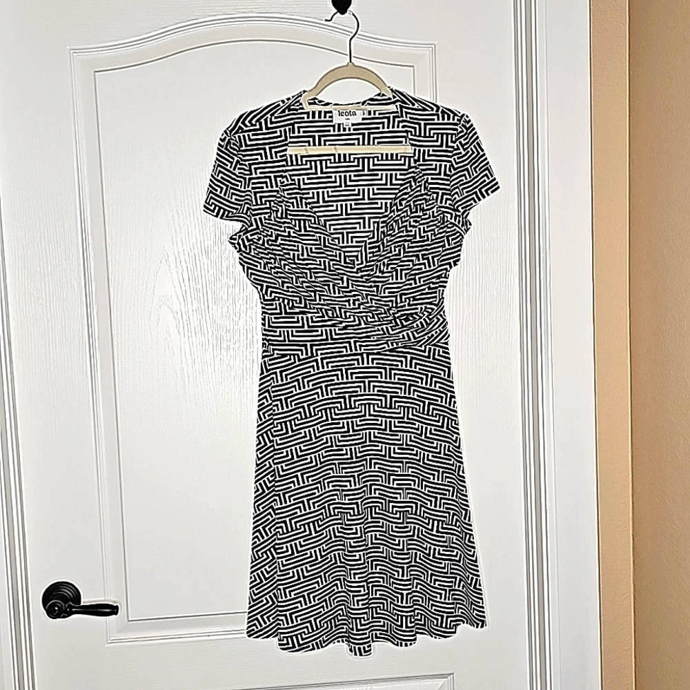 leota petite large black & white faux wrap dress